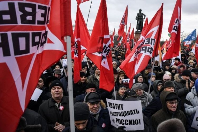 Pengunjuk rasa menggelar aksi protes di Moskwa, Minggu (20/1/2019), menuntut dihentikannya pembicaraan mengenai penyerahan Kepulauan Kuril ke Jepang. (AFP/Alexander Nemenov)