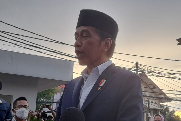 Presiden Joko Widodo saat ditemui usai meresmikan Masjid At-Taufiq, Jakarta Selatan, Rabu (8/6/2022).