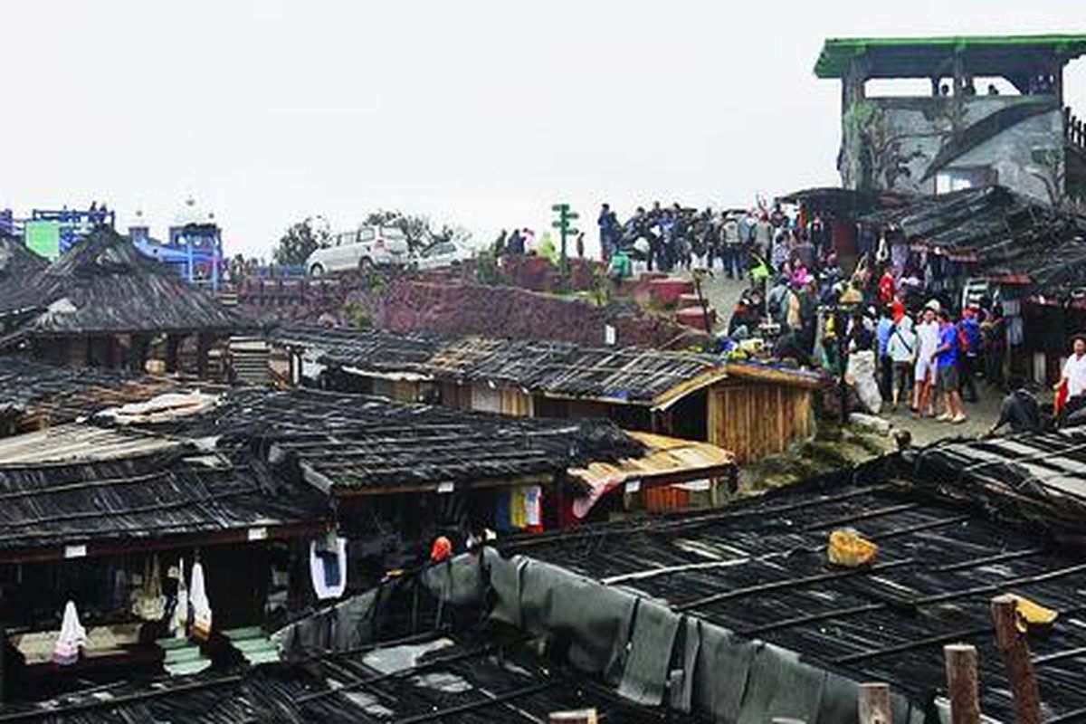  Suasana wisatawan dan pedagang cendera mata di sekitar Kawah Ratu di Gunung Tangkubanparahu, Jawa Barat, 26 Januari lalu.
