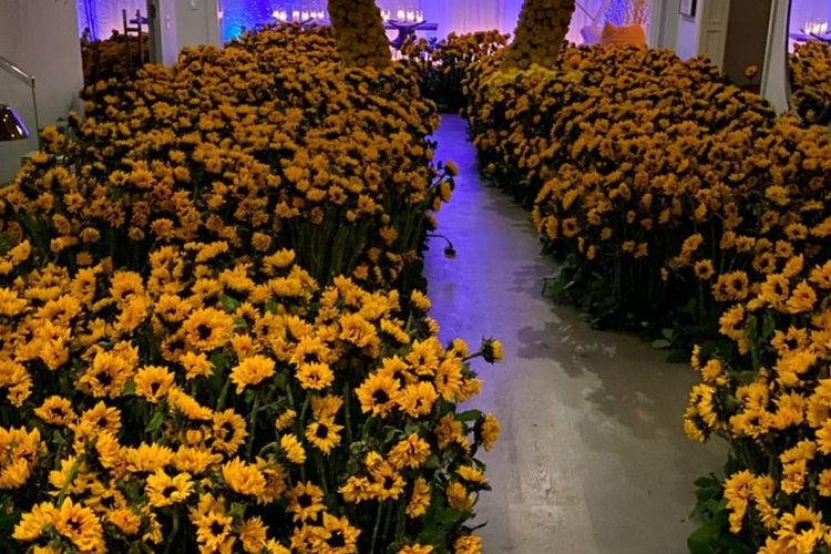 Dekorasi bunga di rumah Kylie Jenner di Calabasas, California, AS, untuk merayakan Hari Ayah bagi Travis Scott.