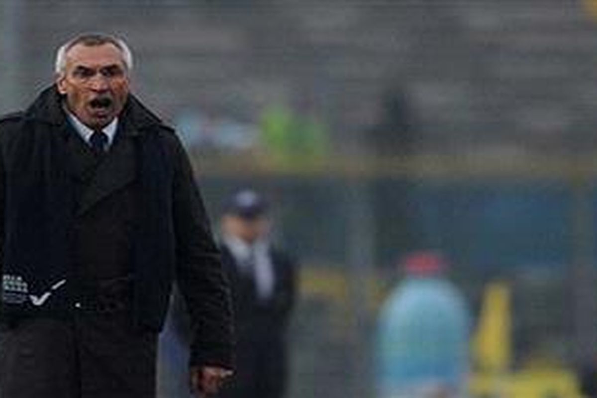 Pelatih Lazio, Edy Reza, sering marah-marah saat timnya melawan AS Roma pada lanjutan Liga Serie-A, Minggu (13/3/2011). Lazio akhirnya kalah 0-2.