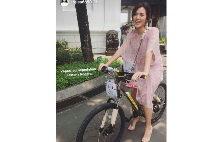 Raisa naik sepeda pemberian Presiden Joko Widodo di Istana Negara, Jakarta Pusat, Kamis (9/3/2017).