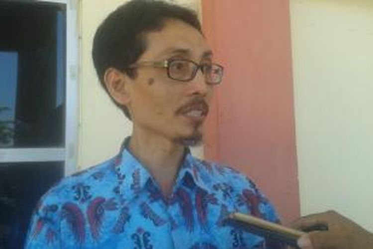 Kepala Balai Pelestarian Bahasa Provinsi Maluku, M Taha Machsum saat memberikan keterangan kepada wartawan disela-sela kegiatan penyegaran bahasa indonesia bagi wartawan di Kota Ambon, Senin (21/9/2015)