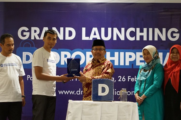 Dirut Dropshipedia, Arwan Aziz Jaelani bersama Sutrisno (komisaris), serahkan cenderamata pada Sekda Sumbar, Hansastri yang didampingi Siti Aisyah (Kepala Dinas Kominfotik Sumbarw), Hilma (Kabid UMKM Dinas Koperasi dan UMKM Sumbar), saat peluncuran platform digital dropshipedia.com di Padang, Minggu (26/2/2023) malam.