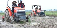 Tingkatkan Produktivitas Tanam, Petani di Manokwari Gunakan Transplanter