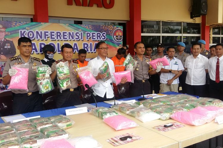 Kapolda Riau Irjen Pol Nandang didampingi Kapolres Bengkalis AKBP Yusuf Rahmanto saat menggelar konferensi pers pengungkapan peredaran 55 kg sabu di Riau, Rabu (2/5/2018).