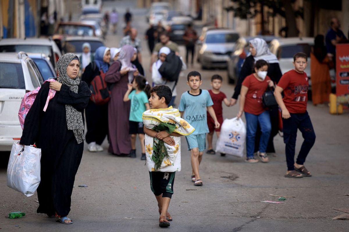 Kondisi perang Israel vs Hamas terkini. Warga Palestina membawa barang-barang mengungsi ke daerah lebih aman di Kota Gaza setelah serangan udara Israel, 13 Oktober 2023. Israel menyerukan relokasi segera bagi 1,1 juta orang di Gaza saat pemboman besar-besaran sebagai balasan serangan Hamas.