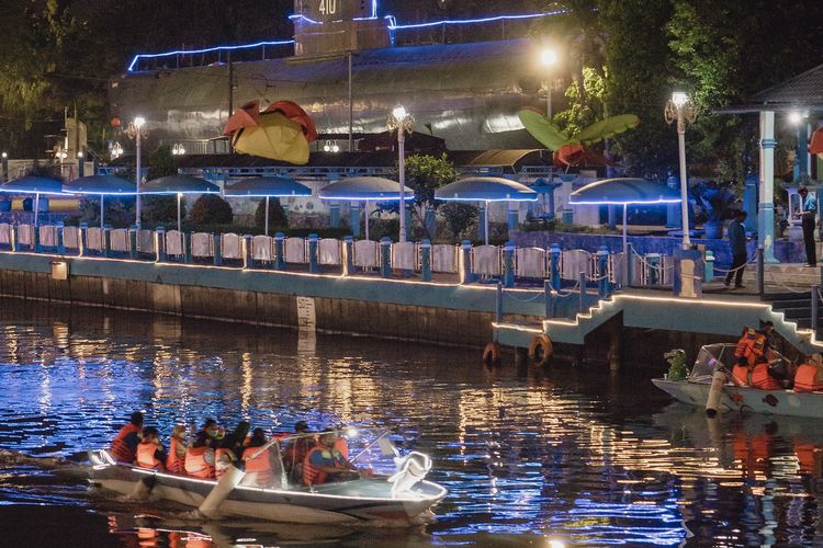 Wisata Perahu Kalimas Surabaya yang melewati rute Monumen Kapal Selam - Taman Prestasi