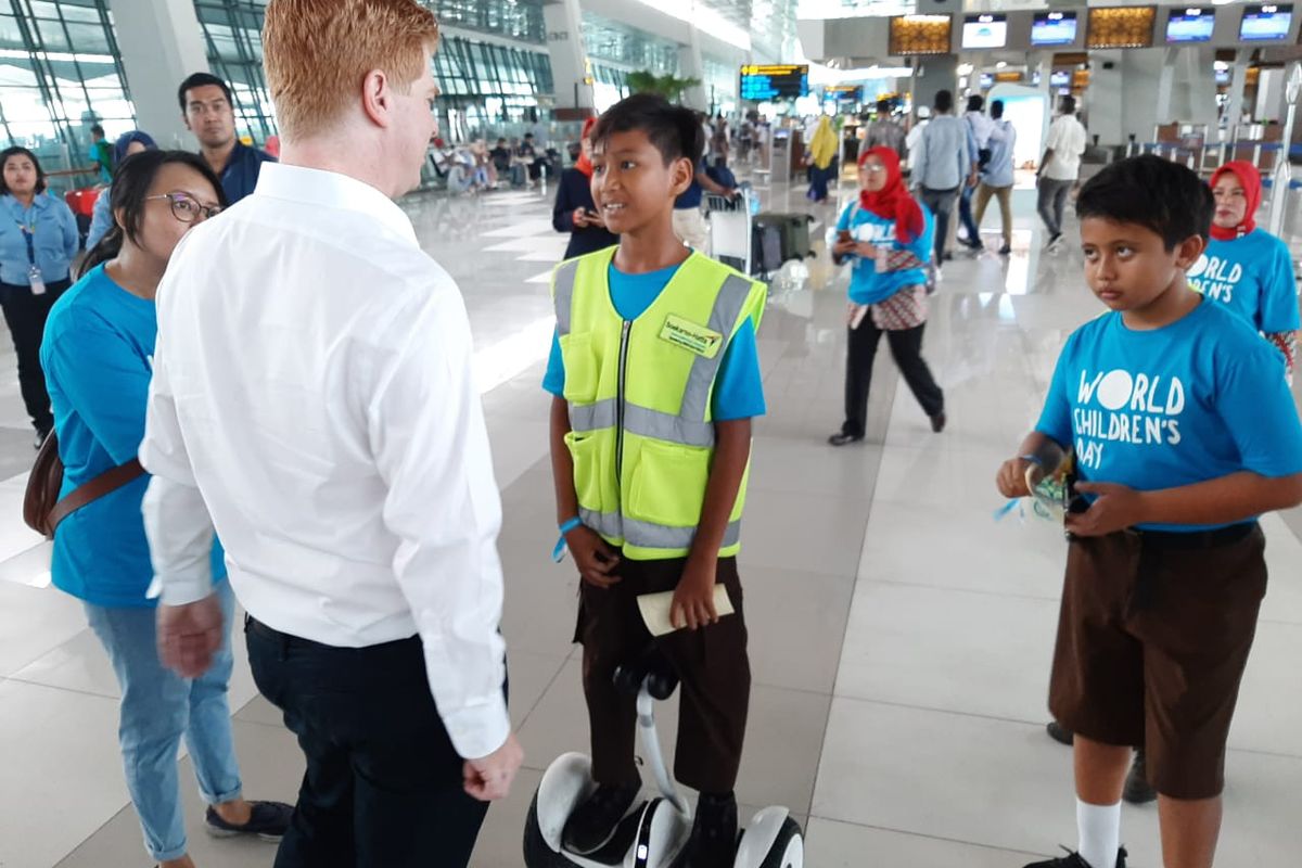 Wildan merupakan salah satu petugas cilik di Bandara Soekarno-Hatta yang bertugas pada Hari Anak Sedunia, Rabu (20/11/2019)