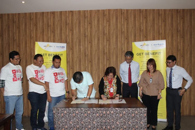 Executive Vice President Non Subsidized Mortgage & Personal Lending Division (NSLD) Bank BTN Suryanti Agustinar (kanan) dan Direktur Utama ACP Indra Syahruzza N menandatangani MoU pembiayaan untuk 8 proyek ACP, Kamis (12/12), di Jakarta.