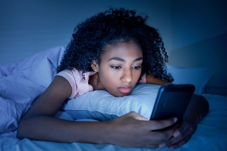 Menggunakan peralatan elektronik, seperti gawai, adalah salah satu alasan kenapa susah tidur di malam hari.