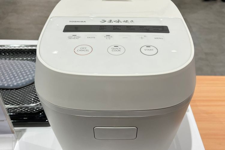 Ilustrasi rice cooker dari Toshiba. Rice cooker RC-18DRUID menggunakan teknologi Umami-Enzyme Activation yang meningkatkan rasa manis alami berasa hingga 30 persen.