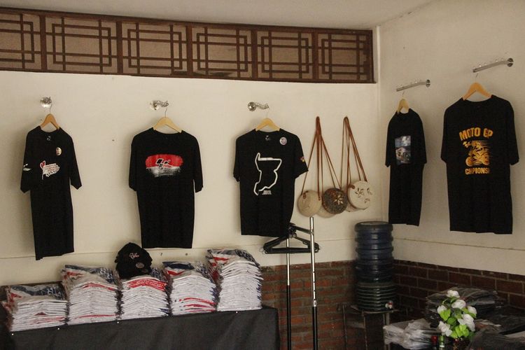 Tampilan salah satu ruko di Bazar Mandalika yang menjual kaos-kaos bertema MotoGP Mandalika.