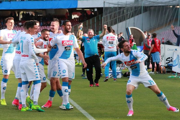 Para pemain Napoli merayakan gol Dries Mertens ke gawang Cagliari pada partai lanjutan Serie A - kasta teratas Liga Italia - di Stadion San Paolo, Sabtu (6/5/2017).