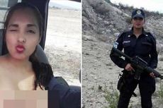 Polisi Perempuan Telanjang Dada Sambil Pangku Senjata 