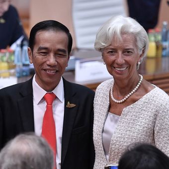 Presiden AS Donald Trump, Presiden Indonesia Joko Widodo, dan Managing Director International Monetary Fund (IMF) Christine Lagarde (kiri ke kanan) berfoto bersama pada hari kedua KTT G20 di Hamburg, Jerman, Sabtu (8/7/2017). Sebelumnya, Presiden Joko Widodo menjadi pembicara pada Leaders Retreat KTT G20 atau G20 sesi I mengenai terorisme, Jumat 7 Juli siang waktu setempat.