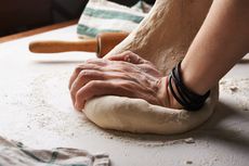 4 Cara Uleni Adonan Roti, Bisa Pakai Tangan atau Bread Maker
