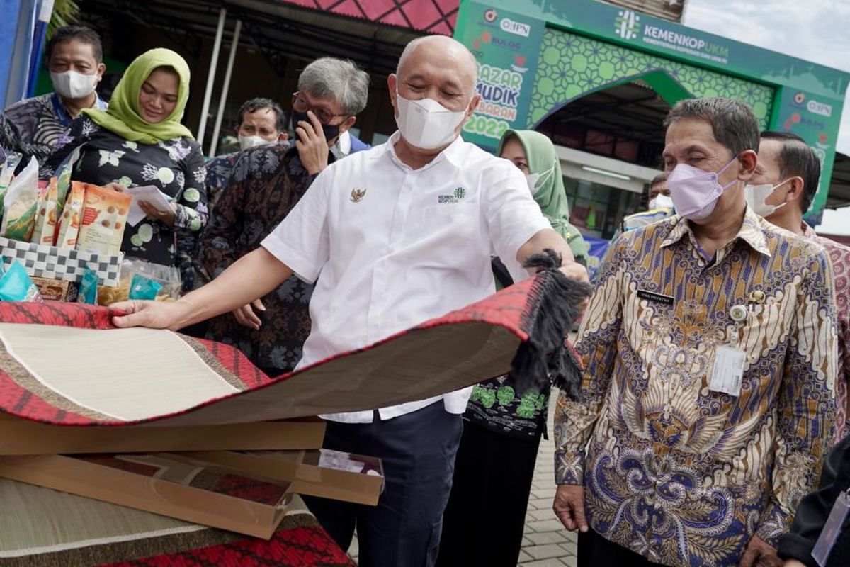 Menteri Koperasi dan Usaha Kecil Menengah (MenKopUKM), Teten Masduki mengunjungi sekaligus membuka Bazar Mudik Lebaran 2022 di Rest Area KM 39A Ruas Jakarta-Cikampek, Jawa Barat, Kamis (28/4).
