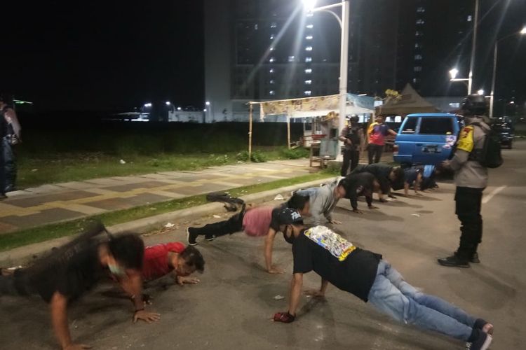 Hukuman push-up kepada warga yang masih nekat berkumpul dalam jumlah banyak saat malam hari