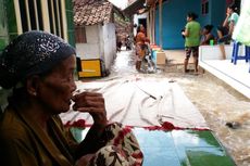 Rubani yang Kena Stroke Pegangi Jasad Istrinya agar Tak Terbawa Banjir
