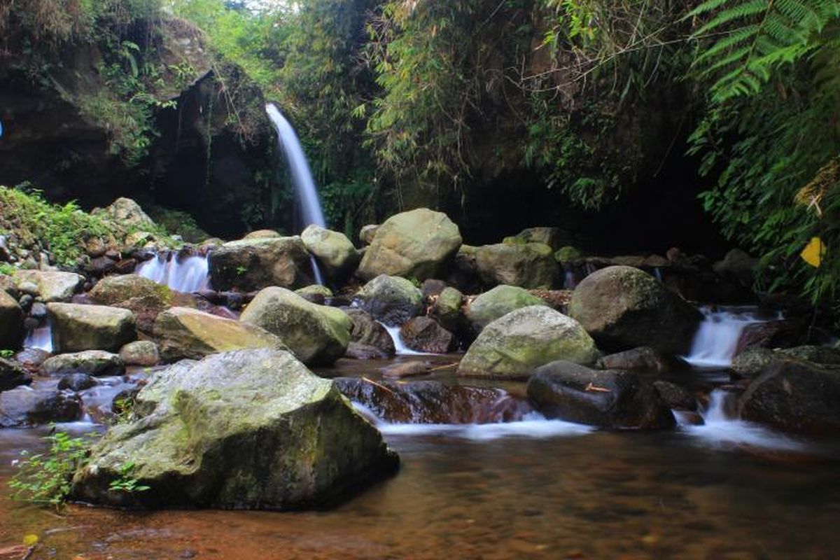Salah satu curug dari tiga curug yang bisa dinikmati di Wisata Alam Capolaga