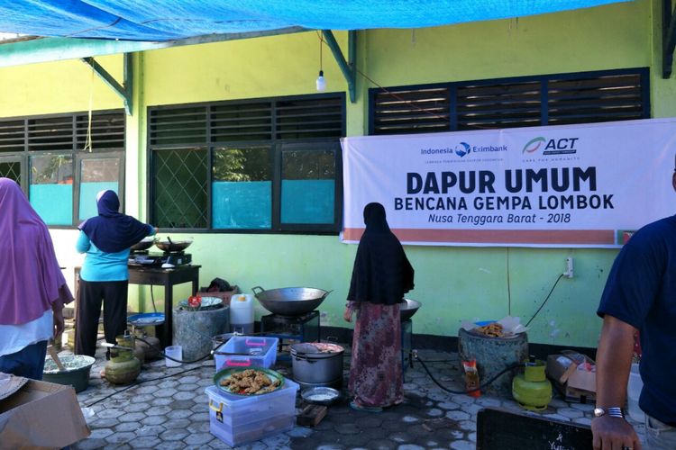 Salah satu dapur umum di Gunungsari, Lombok, yang membuat makanan untuk korban gempa di Lombok, Senin (20/8/2018). 