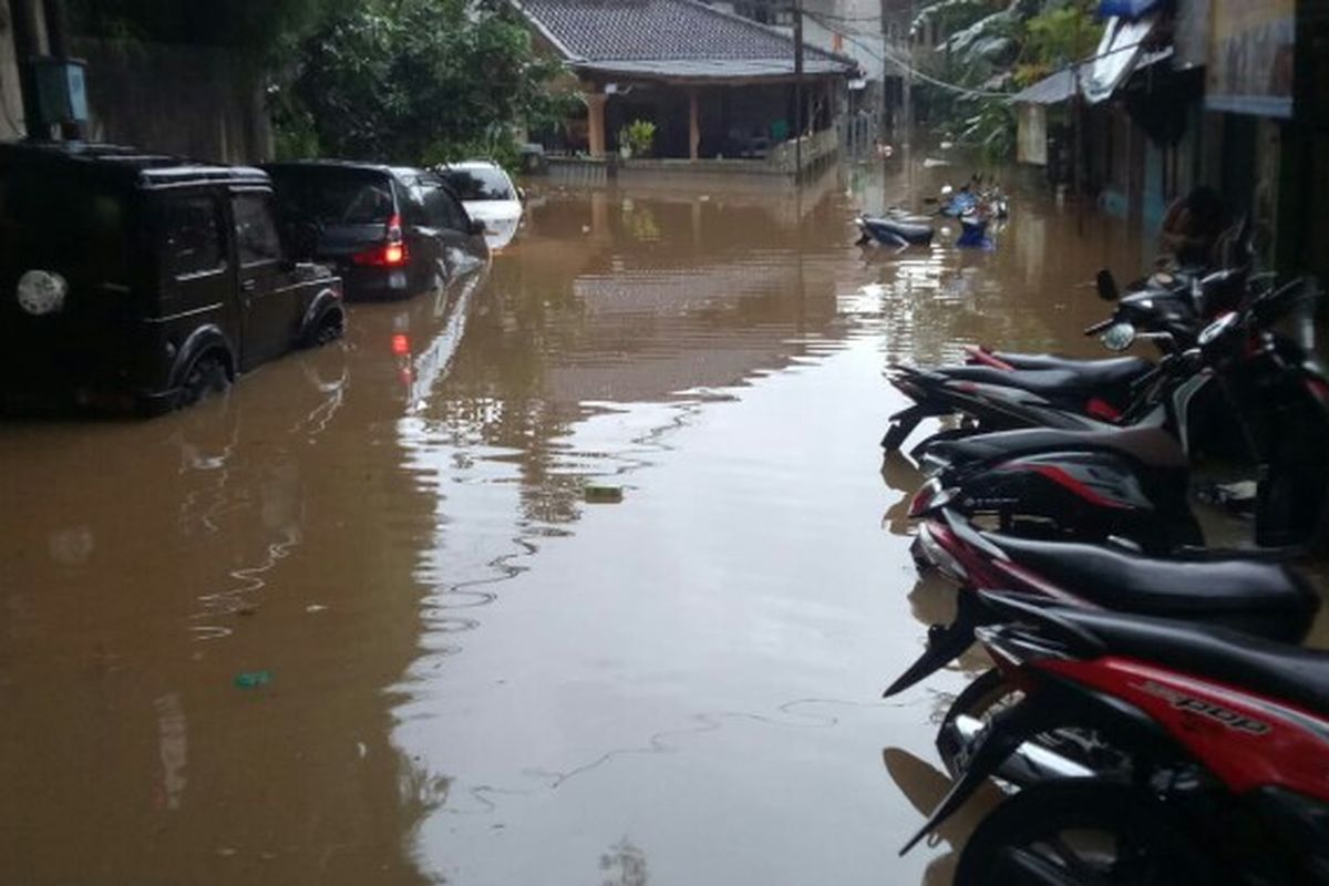 Hujan dengan intensitas tinggi yang menguyur Ibu Kota membuat banjir permukiman Rt 003/002 Kemang X, Bangka, Mampang Prapatan, Jakarta Selatan, Sabtu (20/2/2021).