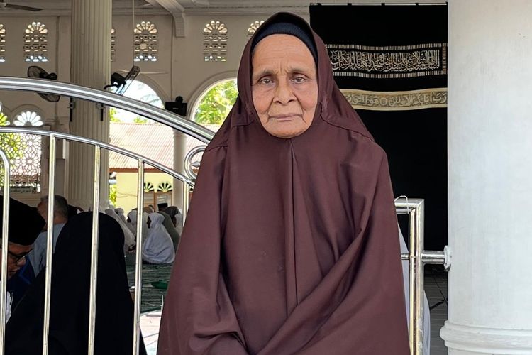 Tekad Kuat Nek Ti Berangkat ke Tanah Suci, Menabung dari Jualan Kue