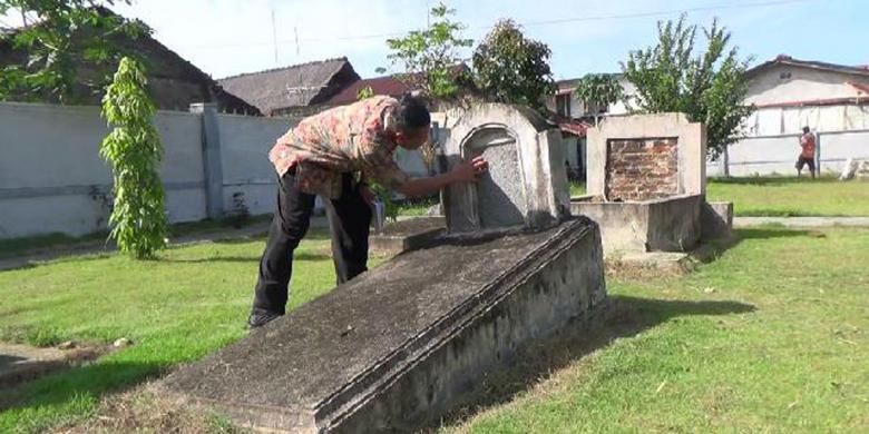 Sejarawan Akhmad Elvian di Kerkhof Kota Pangkalpinang Kepulauan Bangka Belitung