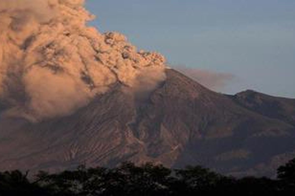 Mount Merapi volcano erupts, as seen from Manisrenggo village in Klaten of Indonesias central Java province November 12, 2010. 