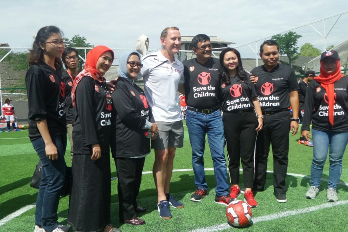 Wakil Gubernur DKI Jakarta Djarot Saiful Hidayat dan legenda Arsenal Ray Parlour saat meresmikan lapangan futsal di RPTRA Semper Barat, Jakarta Utara, Sabtu (29/4/2017). 