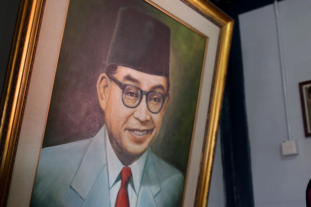 Bapak Koperasi Indonesia adalah Bung Hatta. Suasana pengunjung di Museum Rumah Kelahiran Bung Hatta di Jl. Soekarno Hatta No.37, Bukittinggi, Sumatera Barat, Minggu (30/4/2017). Pengunjung dapat melihat silsilah keluarga Bung Hatta lewat dokumentasi dan informasi yang dipajang di pigura, serta untuk mengunjungi rumah kelahiran Bung Hatta tak dipugut biaya alias gratis, buka setiap hari dari Senin sampai Minggu dari pukul 08.00-18.00.