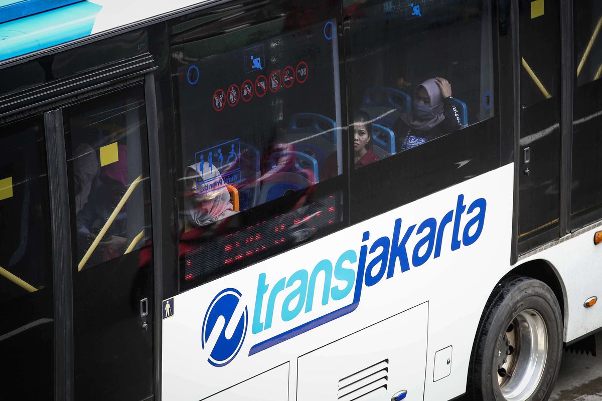 Bus transjakarta melintas di Jalan M.H Thamrin, Jakarta Pusat, Kamis (6/2/2020). Jumlah pengguna transjakarta telah menembus 1 juta penumpang per hari. Jumlah penumpang sebanyak 1.006.579 orang tercatat pada Selasa (4/2/2020).