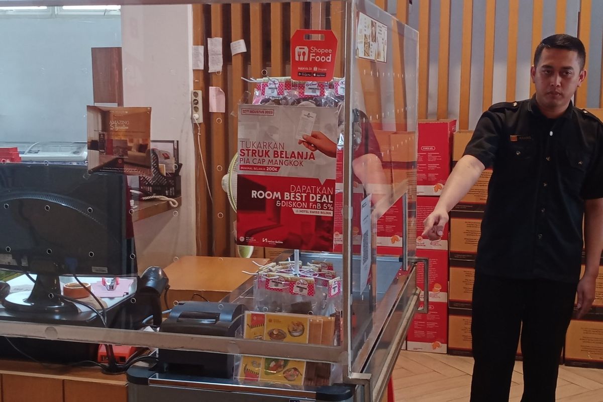 Salah satu petugas keamanan toko oleh-oleh Pia Cap Mangkok, Anang Widiatmoko menunjukkan lokasi kasir diduga dua orang Warga Negara Asing (WNA) melakukan penggendaman. 