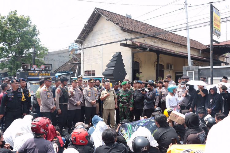 Kapolres Lamongan AKBP Yakhob Silvana Delareskha (tengah) saat menemui massa pesilat yang menggelar aksi solidaritas di depan kantor Polsek Babat, Lamongan, Jawa Timur, Senin (30/1/2023).