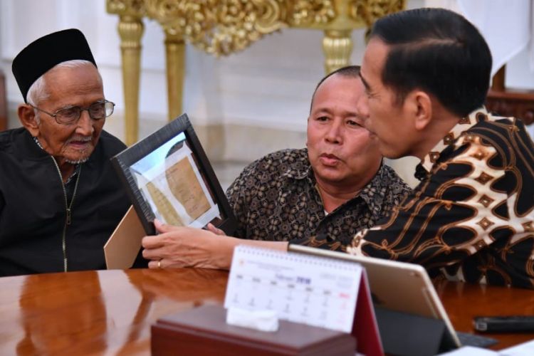 Presiden Joko Widodo, Rabu (21/3/2018) malam, saat menerima Nyak Sandang beserta putranya di Istana Merdeka Jakarta.