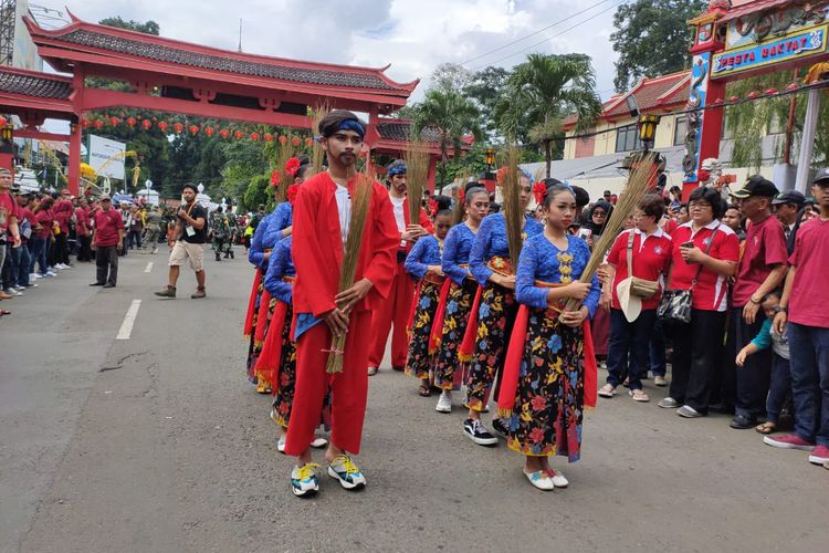 Pawai pakaian adat 34 provinsi Indonesia di Bogor Street Festival Cap Go Meh 2020, Sabtu (8/2/2020).