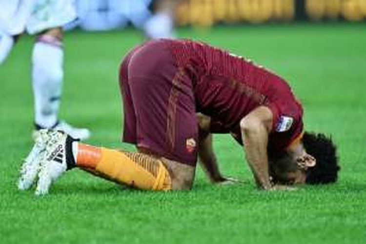 Pemain AS Roma, Mohamed Salah, melakukan sujud syukur seusai mencetak gol ke gawang Palermo pada lanjutan Serie A di Stadion Olimpico, Minggu (23/10/2016).  