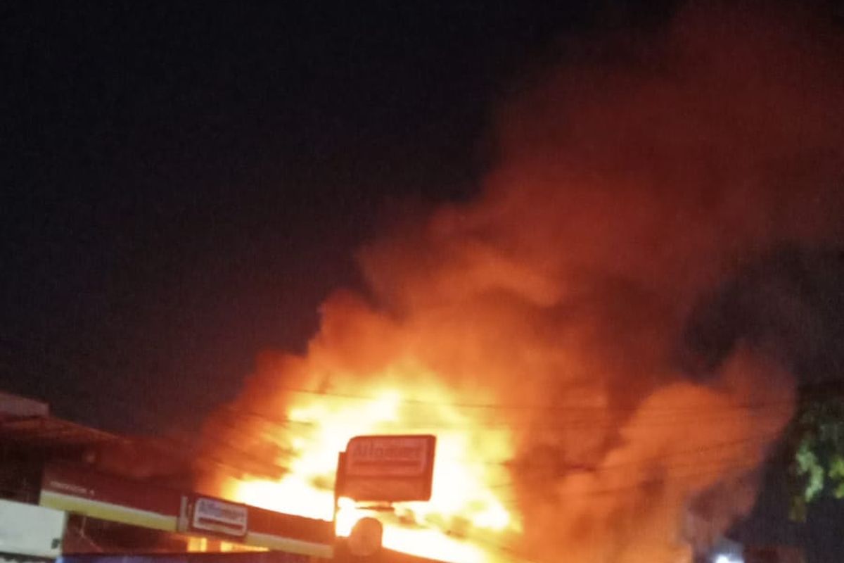 Empat kios di Jalan Pondok Kelapa Raya X, RT 008 RW 004 Kelurahan Pondok Kelapa, Kecamatan Duren Sawit, Jakarta Timur, terbakar pada Minggu (2/10/2022) dini hari.