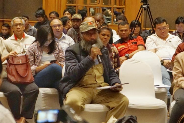 Aktivis Papua Filep Karma dalam diskusi bertajuk Posisi Papua di Peta Politik Indonesia yang digelar Amnesty International Indonesia di kawasan Jakarta Pusat, Kamis (14/2/2019).