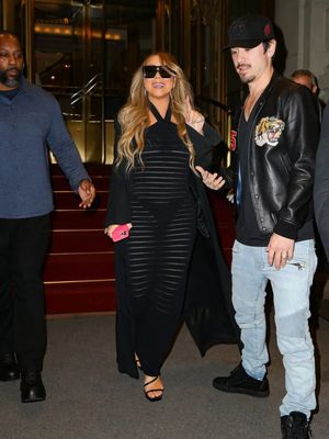 Mariah Carey terlihat mengenakan gaun tembus pandang yang memperlihatkan thong hitam dalam sebuah foto.
