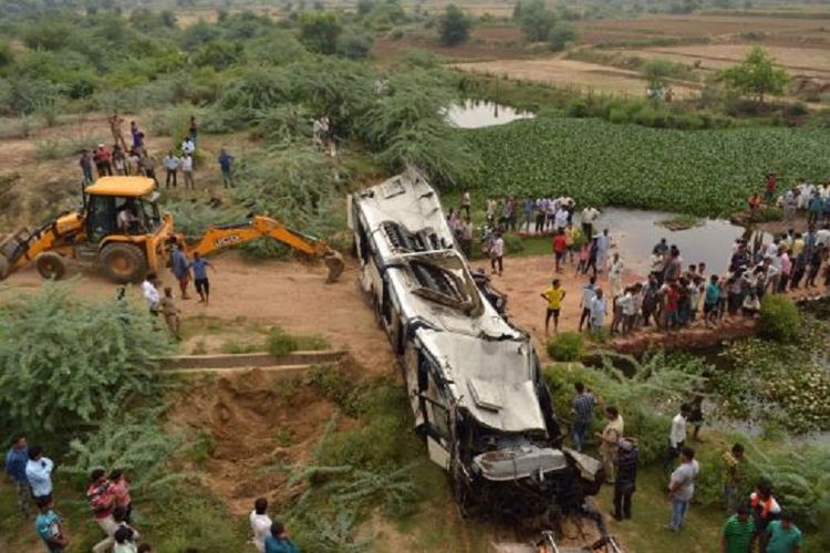 Operator crane ketika berusaha melakukan evakuasi bus yang jatuh ke jurang di Agra, India. Kecelakaan itu dilaporkan menewaskan 29 orang.