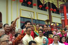 Tonton Barongsai dalam Festival Pecinan, Anies-Sandiaga Beri Angpau kepada Penampil