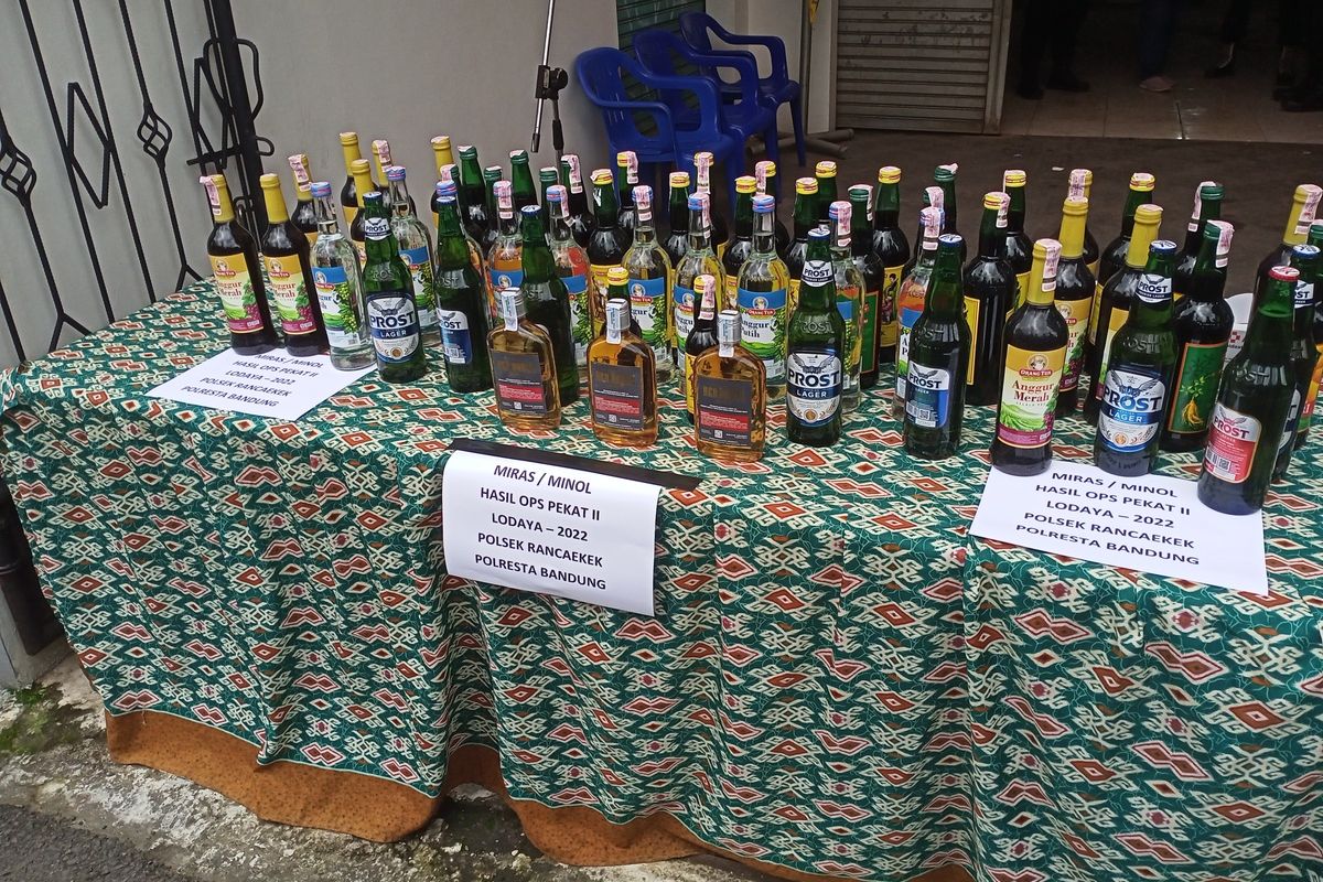 Sebuah Gudang Minuman Keras (Miras) berbagai merk di Jalan Suplier II Blok V Komplek Kencana, kecamatan Rancaekek, Kabupaten Bandung, Jawa Barat, digerebeg oleh jajaran Satuan Reserse (Satres) Narkoba Polresta Bandung, pada Jumat (9/12/2022).