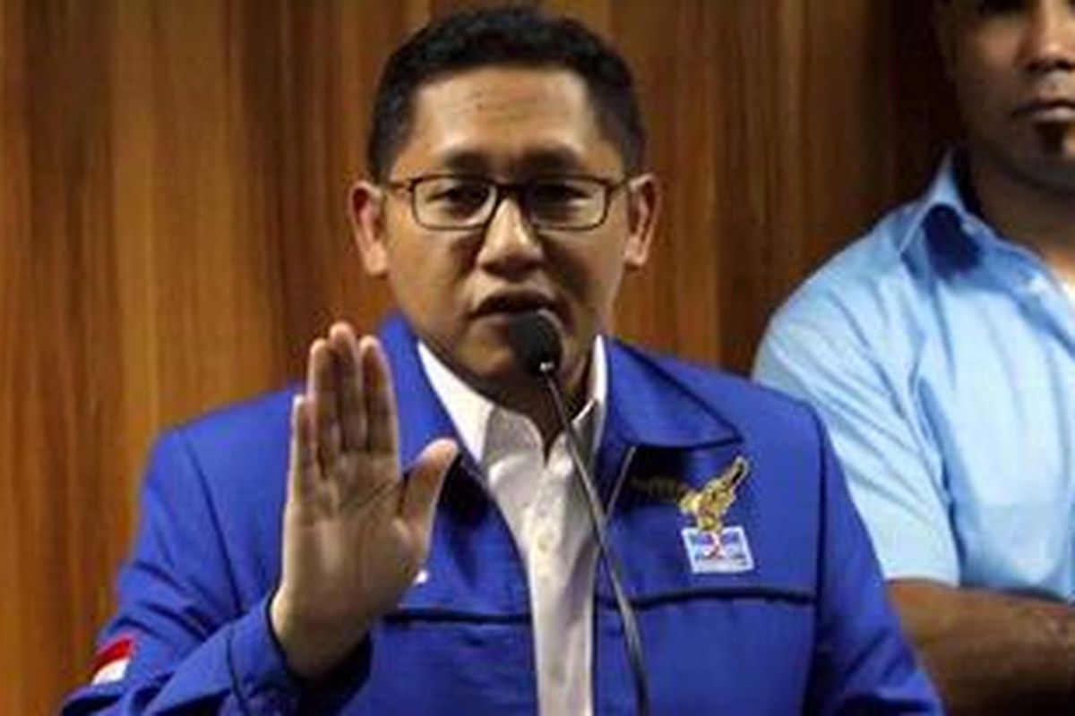 Ketua Umum Partai Demokrat (PD), Anas Urbaningrum mengadakan jumpa pers pengunduran dirinya dari Ketum PD, di Kantor DPP Demokrat, Jakarta Pusat, Sabtu (23/2/2013). Pengunduran Anas tersebut menyusul penetapan dirinya sebagai tersangka kasus korupsi proyek Hambalang oleh KPK sehari sebelumnya, Jumat (22/2/2013).  