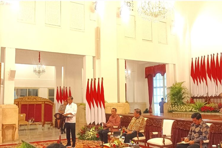 Presiden Joko Widodo memberikan sambutan pada sidang kabinet paripurna persiapan ramadhan 2024 dan rencana kerja pemerintah di Istana Negara pada Senin (26/2/2024).