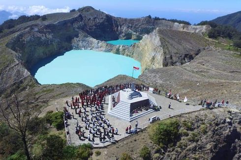 Bendera Pemberian Jokowi kepada Petani Teladan Dikibarkan di Puncak Gunung Kelimutu