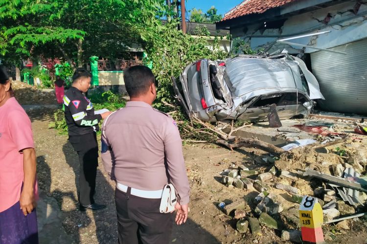 Satu unit mobil Avanza dengan nomor polisi L 1794 ED terlibat kecelakaan maut di Jalan Raya Pakamban, Desa Pakamban Laok, Kecamatan Pragaan, Kabupaten Sumenep, Jawa Timur, Senin (26/2/2024). 