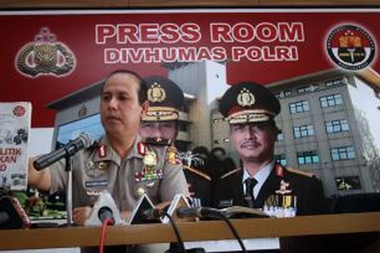 Kepala Biro Penerangan Masyarakat Brigjen Pol Boy Rafli Amar menunjukan barang bukti berupa buku milik terduga teroris, dalam konferensi pers di Mabes Polri, Jakarta, Rabu (1/1/2014).