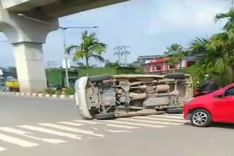 Kecelakaan mobil ambulans pembawa jenazah yang berlangsung di Jalan Letjen Harun Sohar, Kecamatan Sukarami, Palembang, Sumatera Selatan tepatnya simpang empat Bandara Sultan Mahmud Badaruddin (SMB) II, Rabu (17/5/2023).